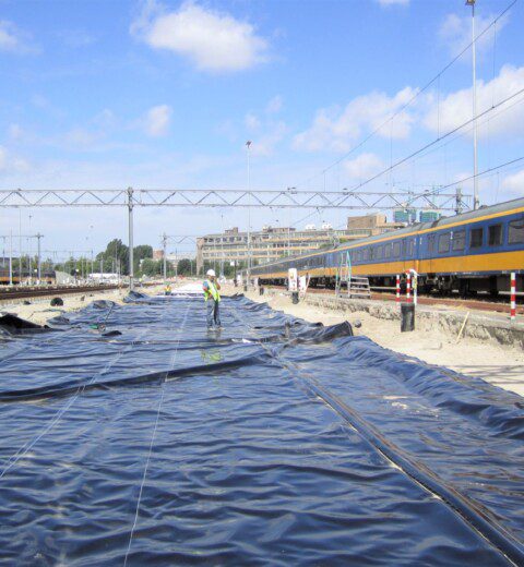 Lámina de LDPE debajo de una vía férrea, La Haya