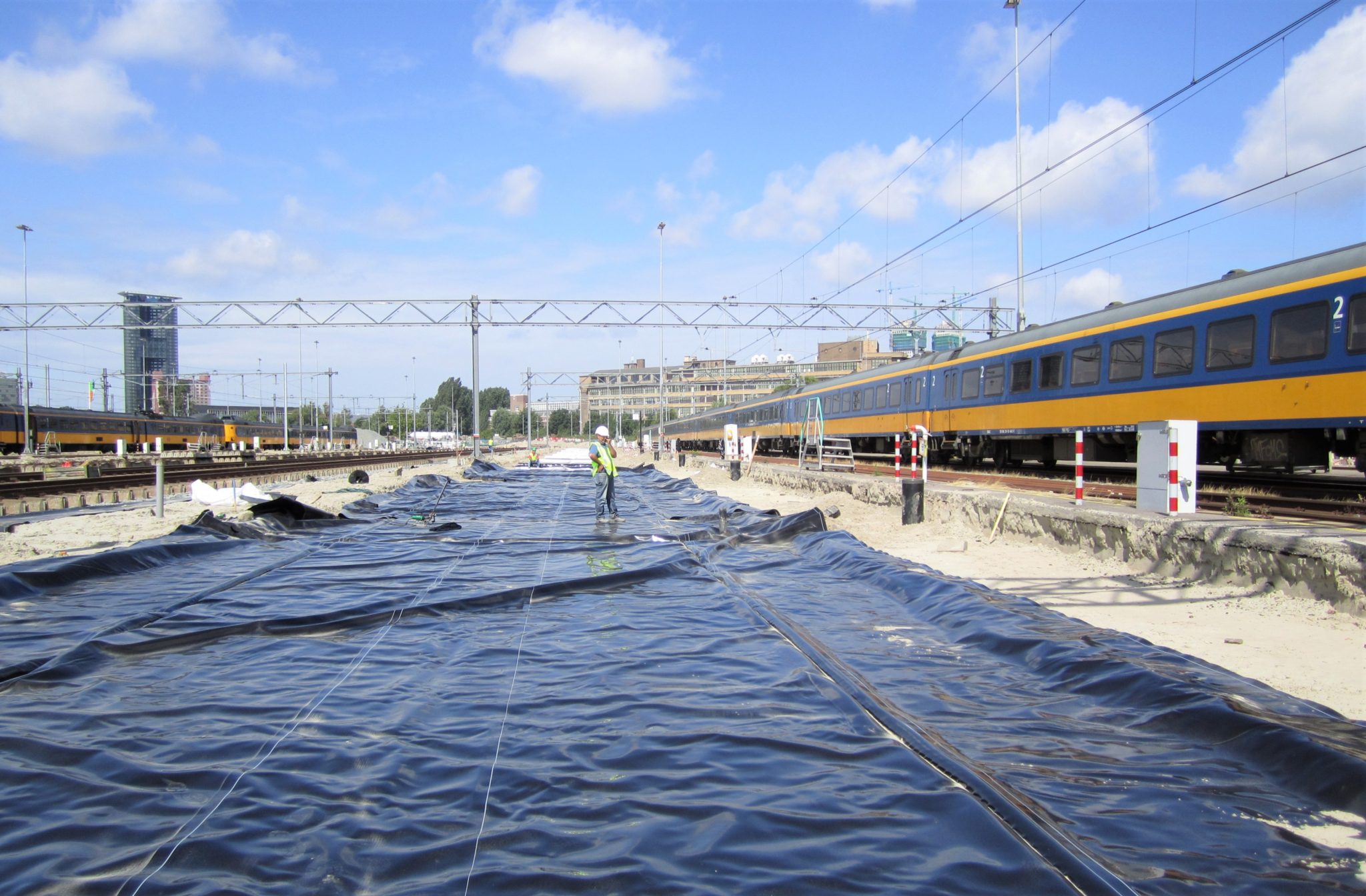 Lámina de LDPE debajo de una vía férrea, La Haya